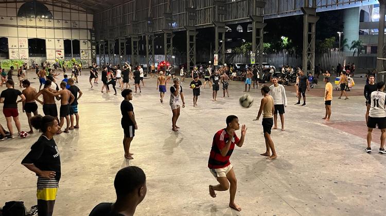 Galpões do Nilton Santos reúnem centenas de jovens para praticar a altinha street