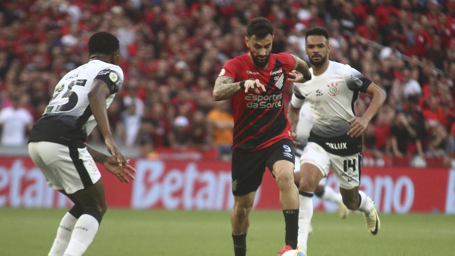 Mastriani, do Athletico em ação no jogo contra o Corinthians, pelo Brasileirão