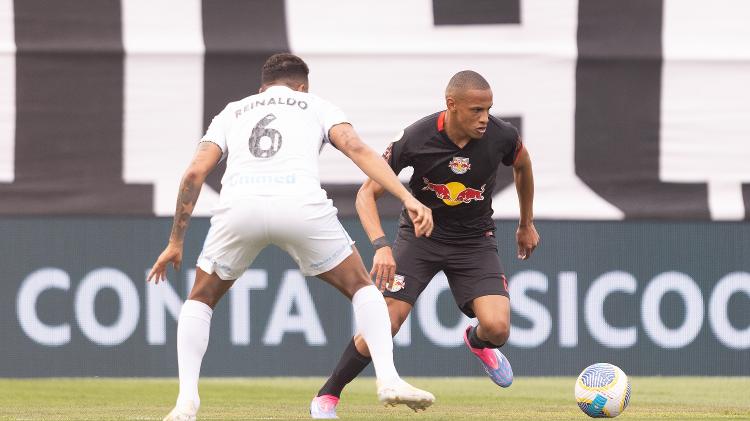 Jhon Jhon, do Bragantino, disputa lance com Reinaldo, do Grêmio, durante partida do Brasileirão