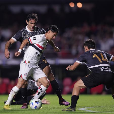 Ferreirinha, do São Paulo, tenta sair da marcação durante jogo contra Libertad pela Libertadores - Ettore Chiereguini/AGIF