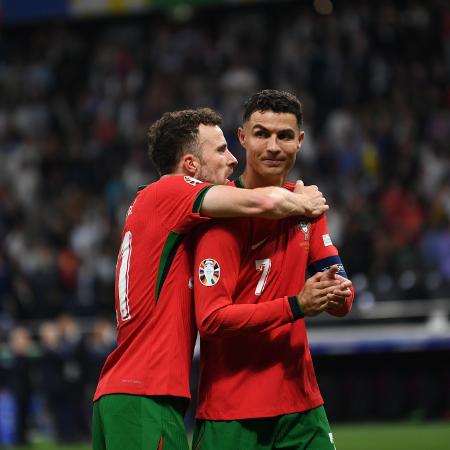 Diogo Jota abraça Cristiano Ronaldo após gol de Portugal contra Eslovênia pela Eurocopa 2024 - Hesham Elsherif/Anadolu via Getty Images
