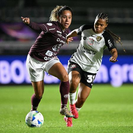 Raquel, da Ferroviária, e Dayana Rodríguez, do Corinthians, brigam pela bola