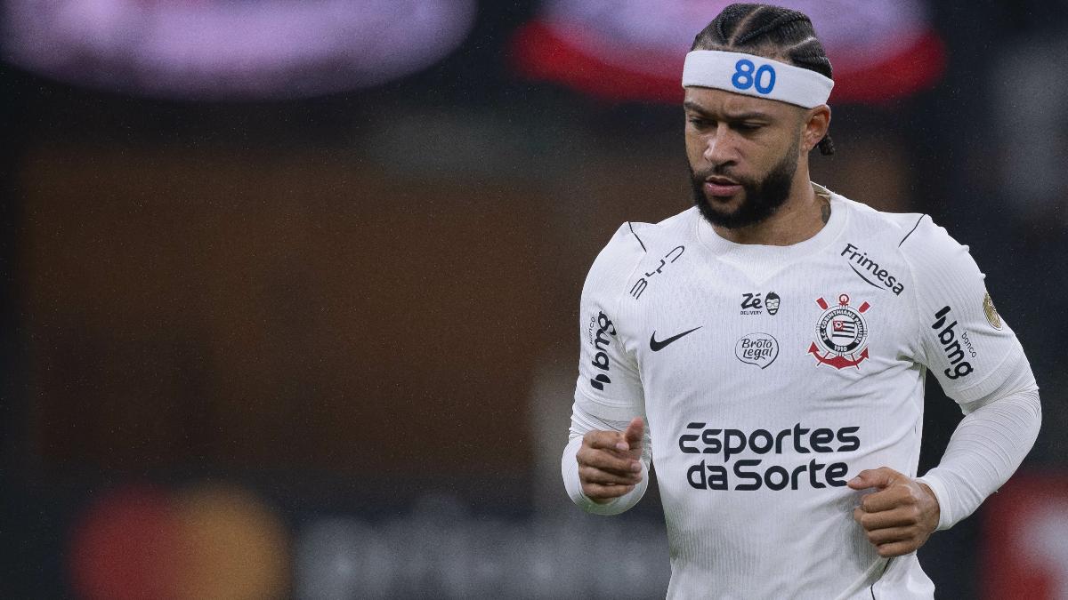Climão: Corinthians avalia que não faz sentido Memphis voltar sem contrato