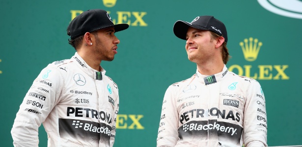 Lewis Hamilton e Nico Rosberg se olham durante o pódio do GP da Áustria - Getty Images