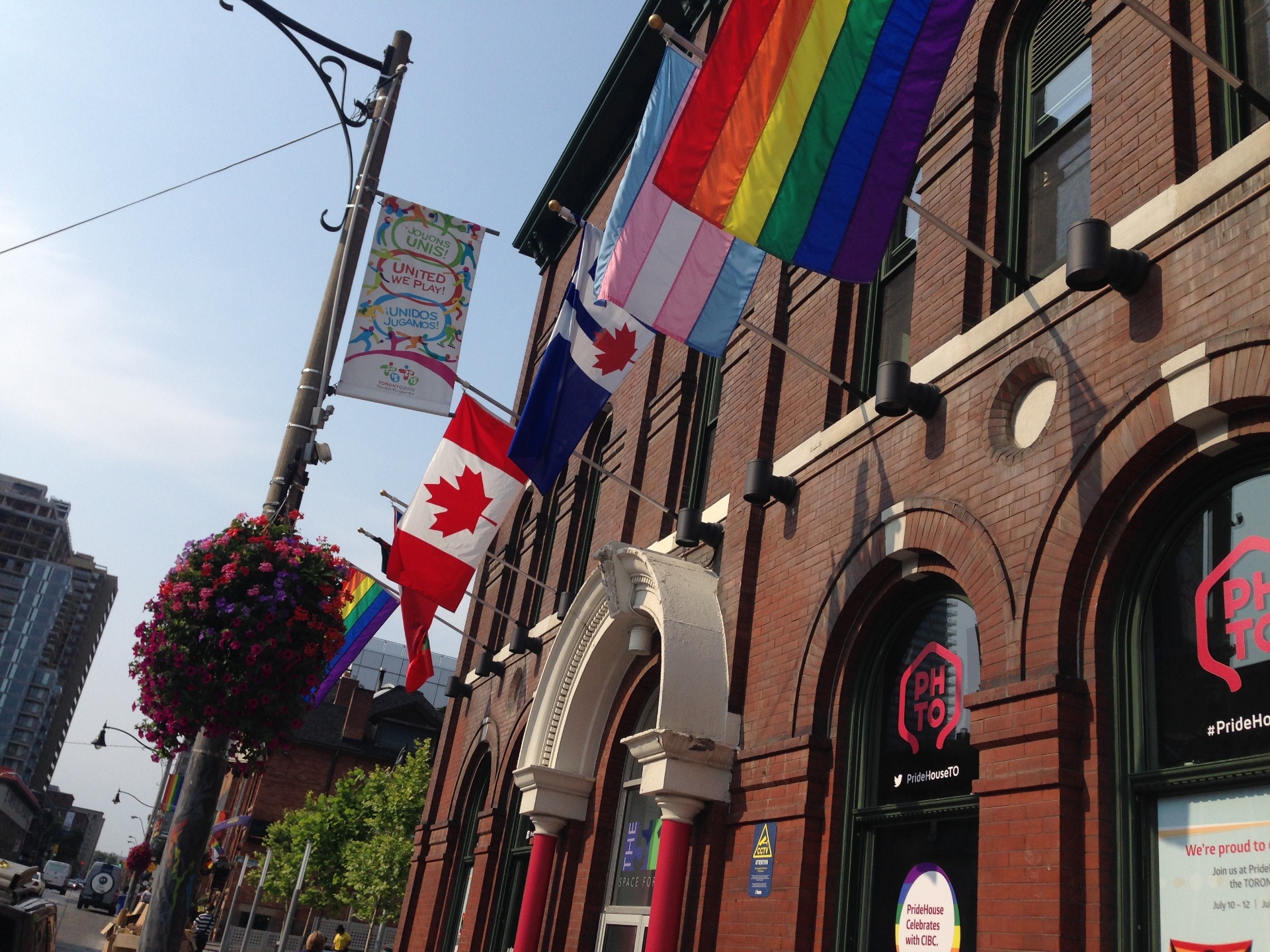 Como em todo bairro gay de Church Village, em Toronto, a entrada da Pride House tem uma foto das famosas cores do arco-íris