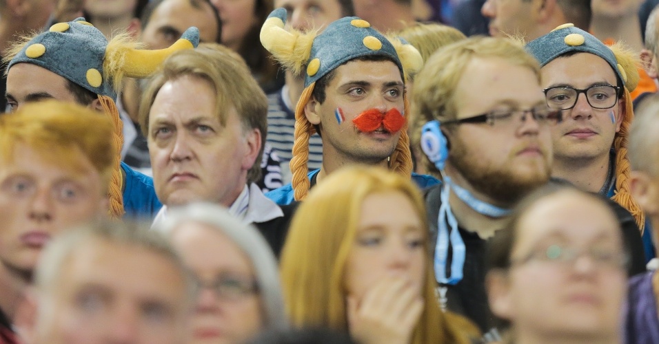 Durante jogo na Copa do Mundo de Rúgbi, torcedor francês usa capacete de viking e bigode inspirados em Obelix, personagem francês de série de histórias em quadrinhos