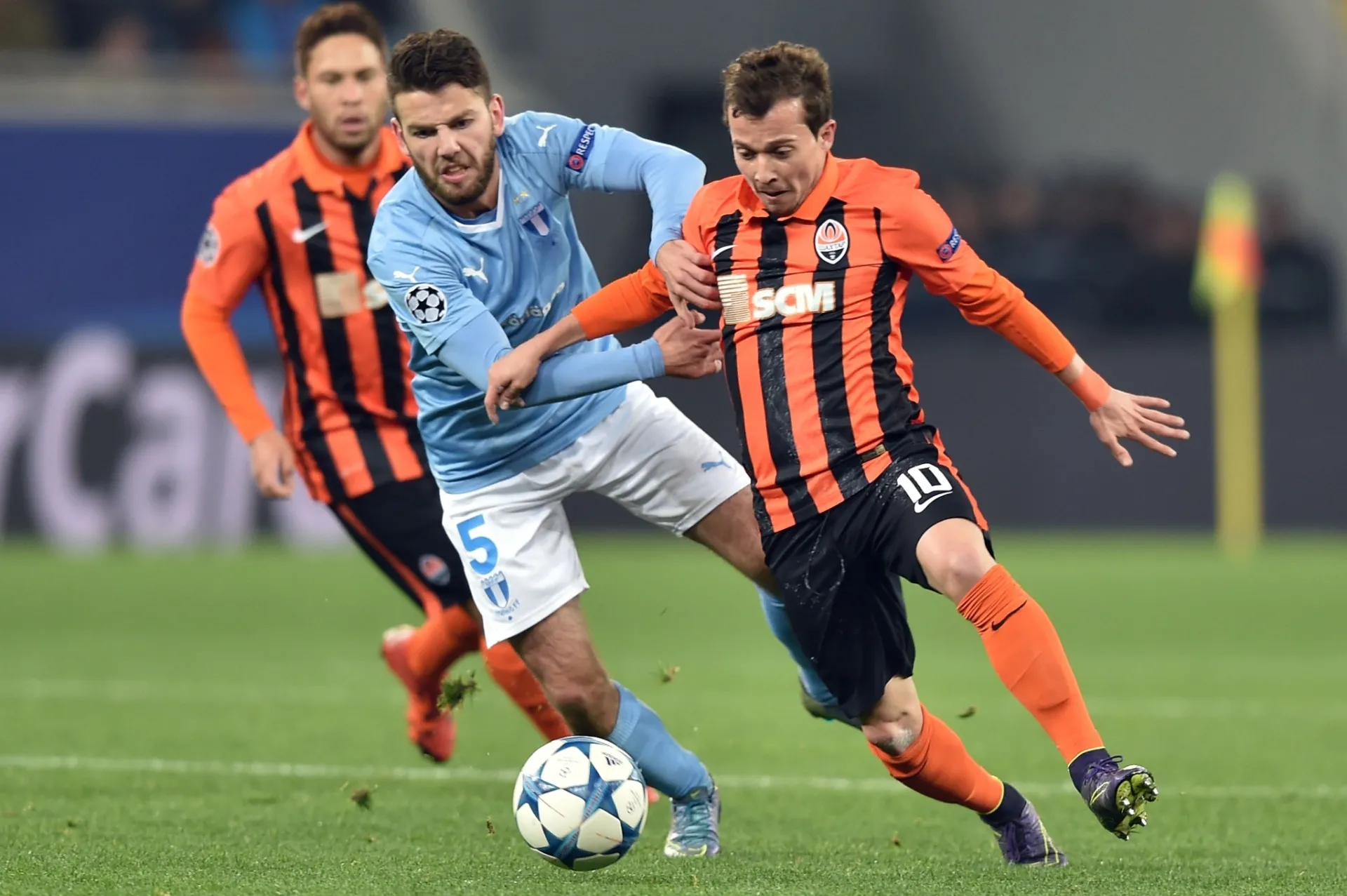 Bernard disputa bola em jogo do Shakhtar, pela Liga dos Campeões - SERGEI SUPINSKY / AFP