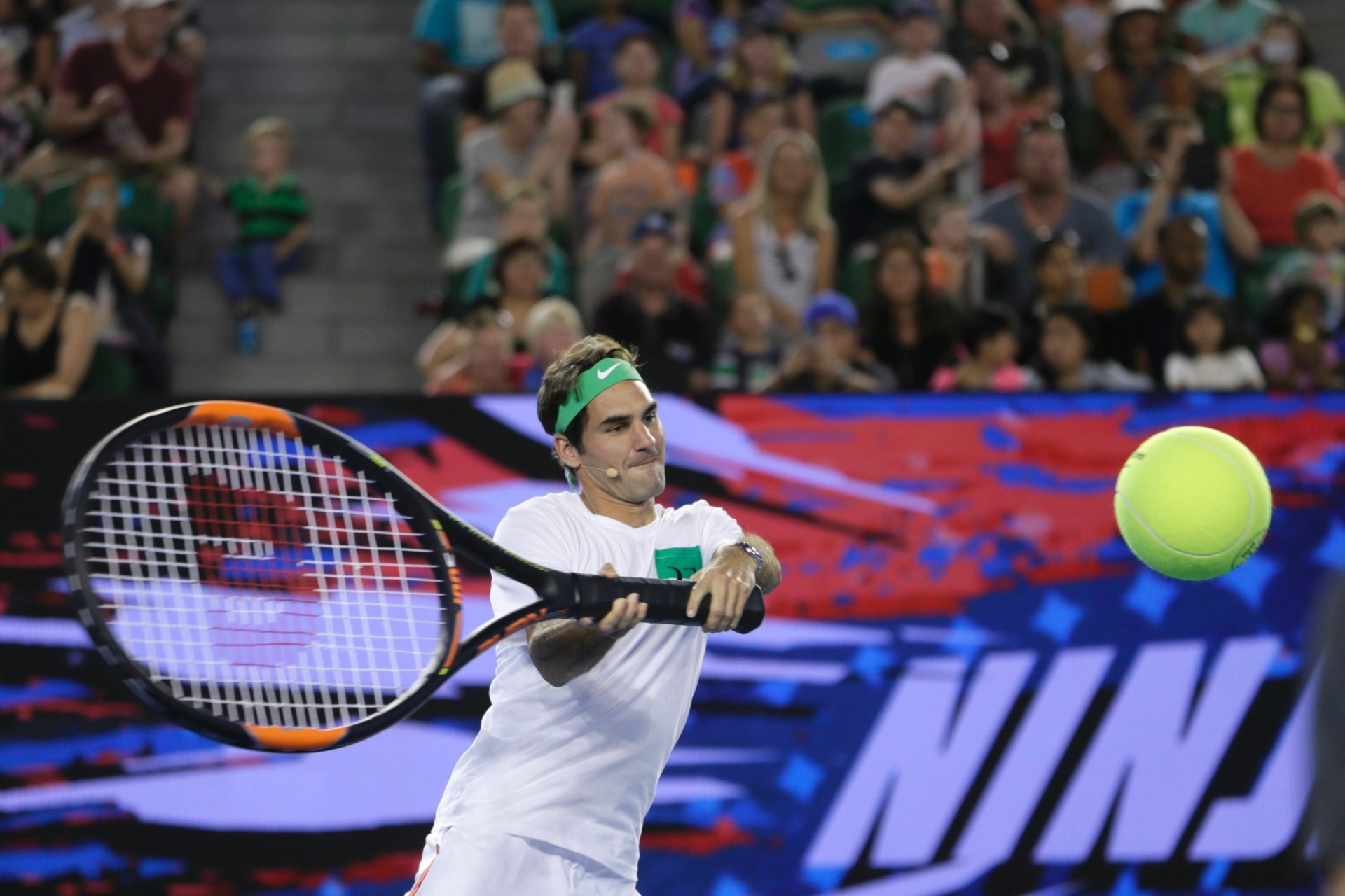 O suíço Roger Federer tentar acertar a bolinha com uma super raquete durante evento promocional do primeiro Grand Slam do ano - EFE