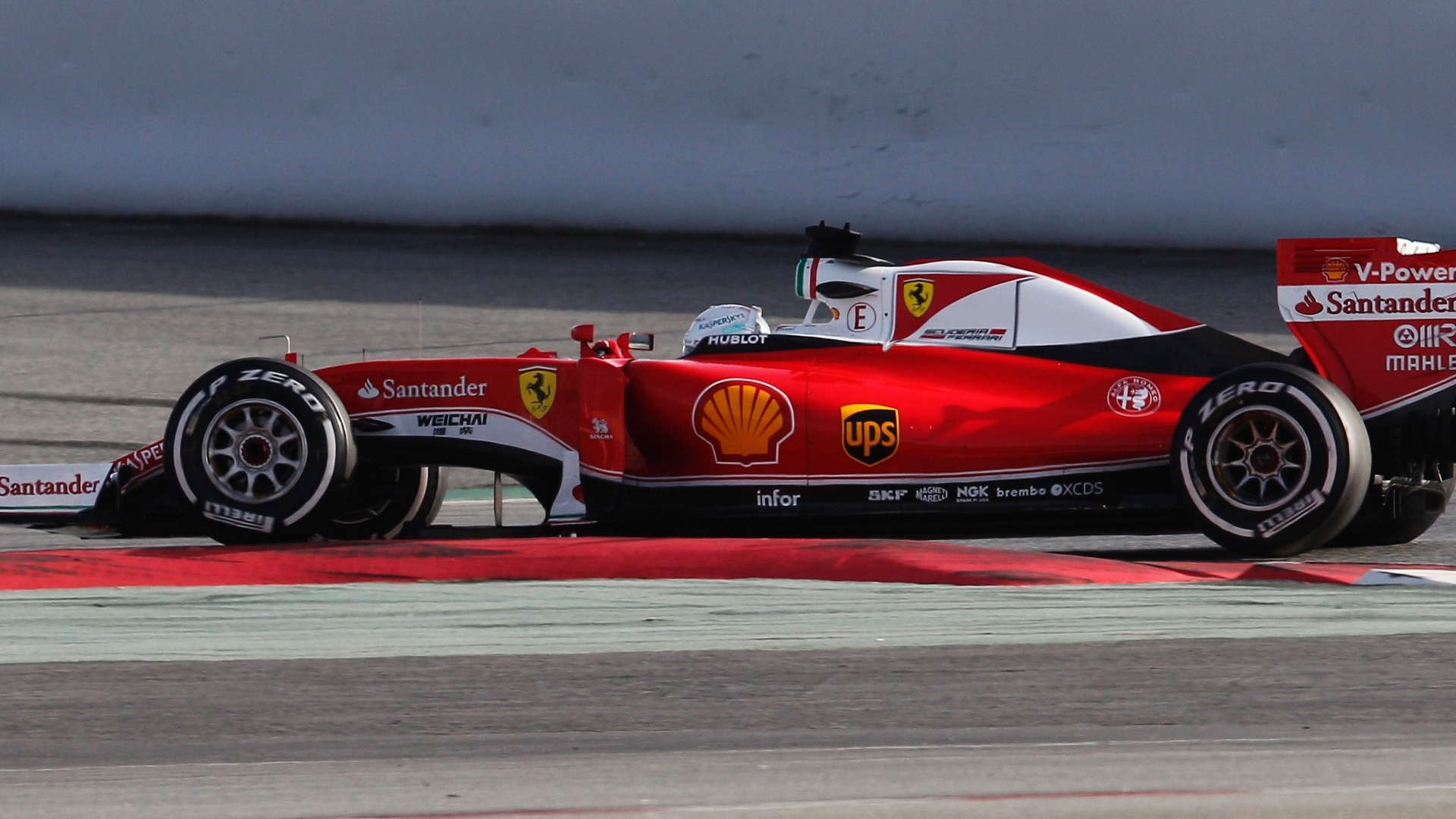 Sebastian Vettel conduz a Ferrari durante teste em Barcelona na terça-feira (23) - José Jordan/AFP Photo