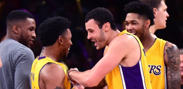 Nick Young comemora vitória dos Lakers com Larry Nance Jr. e Brandon Ingram - Harry How/Getty Images/AFP