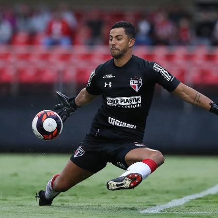 Renan Ribeiro durante jogo do São Paulo em 2017