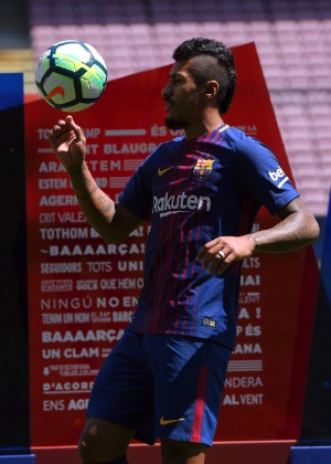 Paulinho durante a apresentação pelo Barcelona - Lluis Gene/AFP - Lluis Gene/AFP