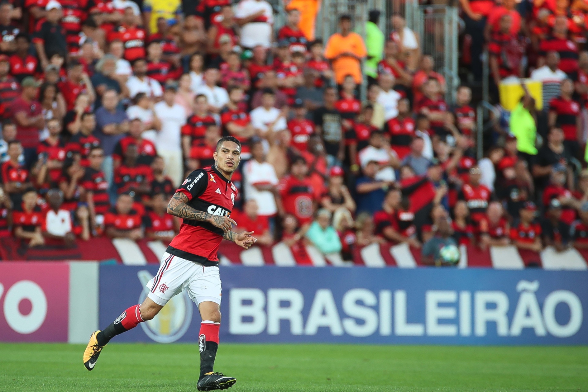 Guerrero em ação pelo Flamengo na partida contra o Atlético-PR - undefined