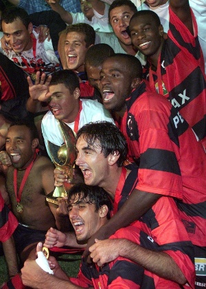 Os jogadores do Flamengo celebram o título da Copa Mercosul em 1999. Elenco contava com Juan - Paulo Whitaker REUTERS - Paulo Whitaker REUTERS