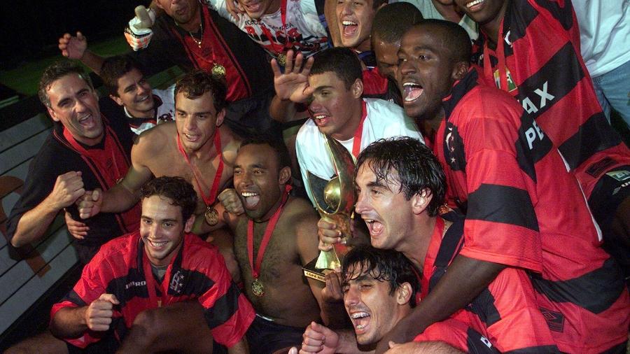 Os jogadores do Flamengo celebram o título da Copa Mercosul em 1999. Elenco contava com Juan - Paulo Whitaker REUTERS