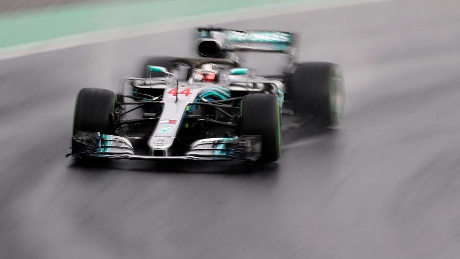 Hamilton em ação pela Mercedes durante treino qualificatório para o GP da Hungria - REUTERS/Lisi Niesner