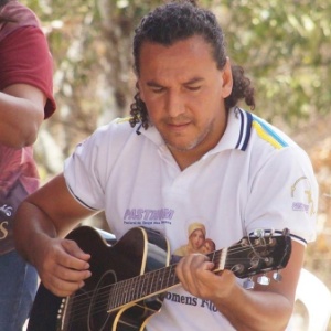 Ney Paraíba ao violão - Reprodução/Facebook - Reprodução/Facebook