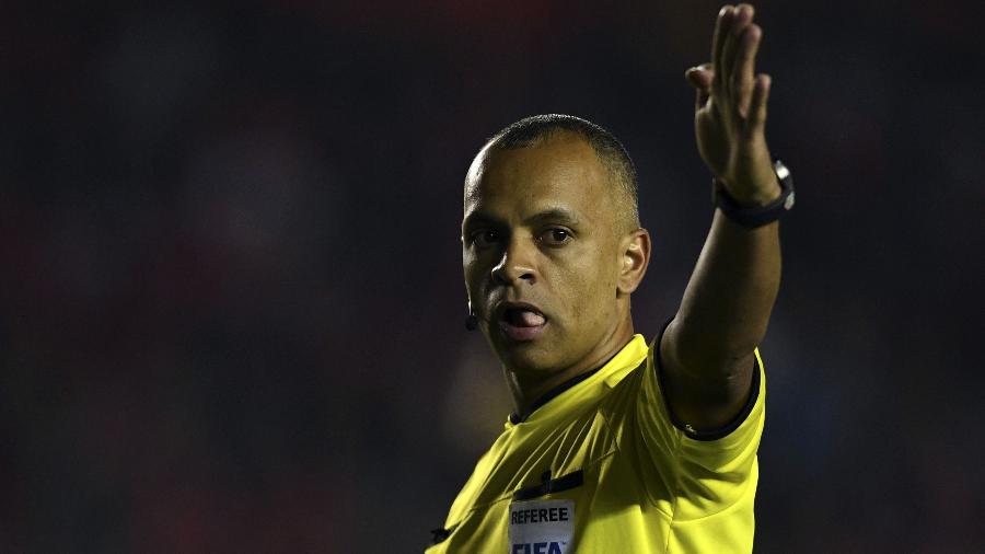 O árbitro Wilton Pereira Sampaio cometeu série de erros durante a partida entre São Paulo e Flamengo - Eitan Abramovish/AFP