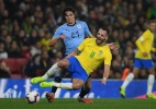 Cavani vê amistoso "intenso", evita reclamação e exalta duelo contra Neymar - Mike Hewitt/Getty Images