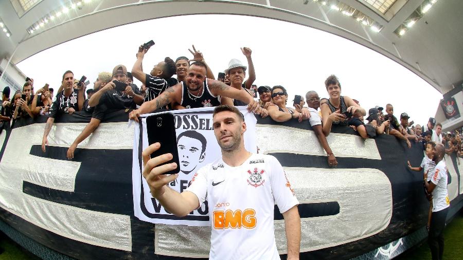Mauro Boselli tira selfie junto a torcedores do Corinthians na Arena - Rodrigo Coca/ Ag. Corinthians