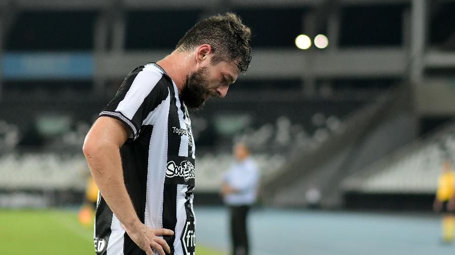 Meia João Paulo ainda não reviveu seus áureos tempos de antes da grave lesão no Botafogo - Thiago Ribeiro/AGIF