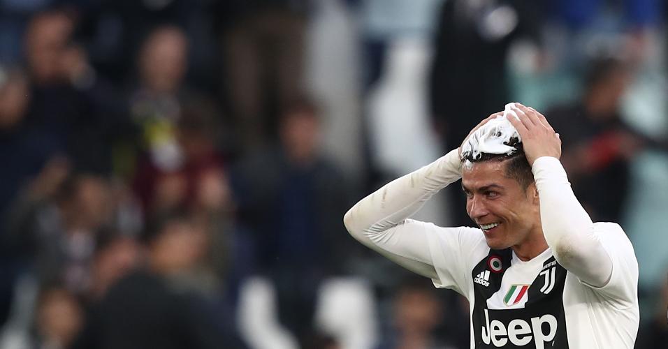 Cristiano Ronaldo comemora título italiano com espuma no cabelo