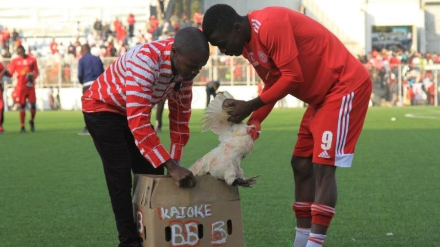 Hassan Kajoke recebe galo de prêmio após marcar dois gols no Malaui - Divulgação/Facebook