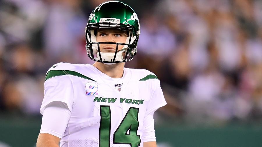 Sam Darnold em ação durante jogo do New York Jets contra o Dallas Cowboys - Emilee Chinn/Getty Images/AFP