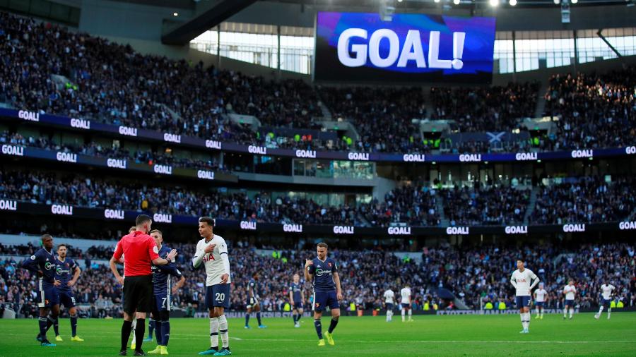 Depois de mostrar que o gol do Tottenham havia sido invalidado pelo VAR, texto exibido no telão foi corrigido - Andrew Couldridge / Reuters