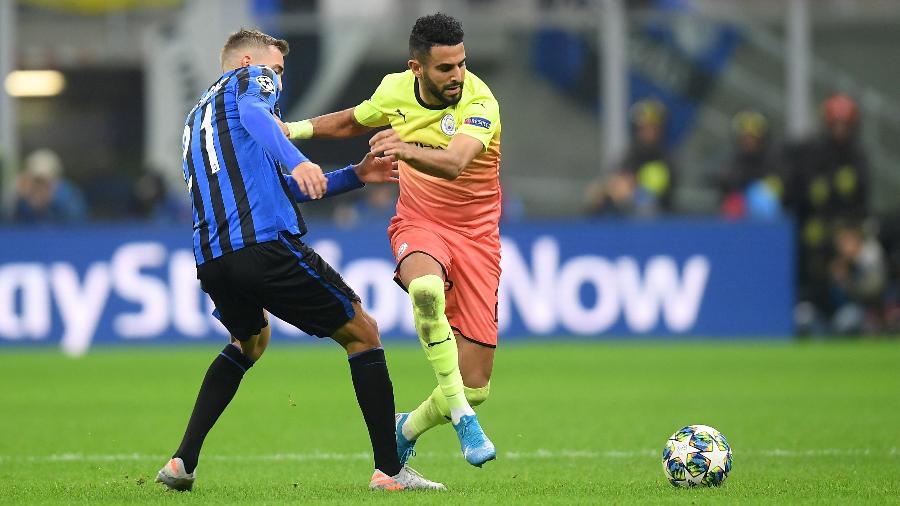 Riyad Mahrez, do Manchester City, em lance com Timothy Castagne, do Atalanta, em jogo da fase de grupos da Liga dos Campeões - Daniele Mascolo/Reuters