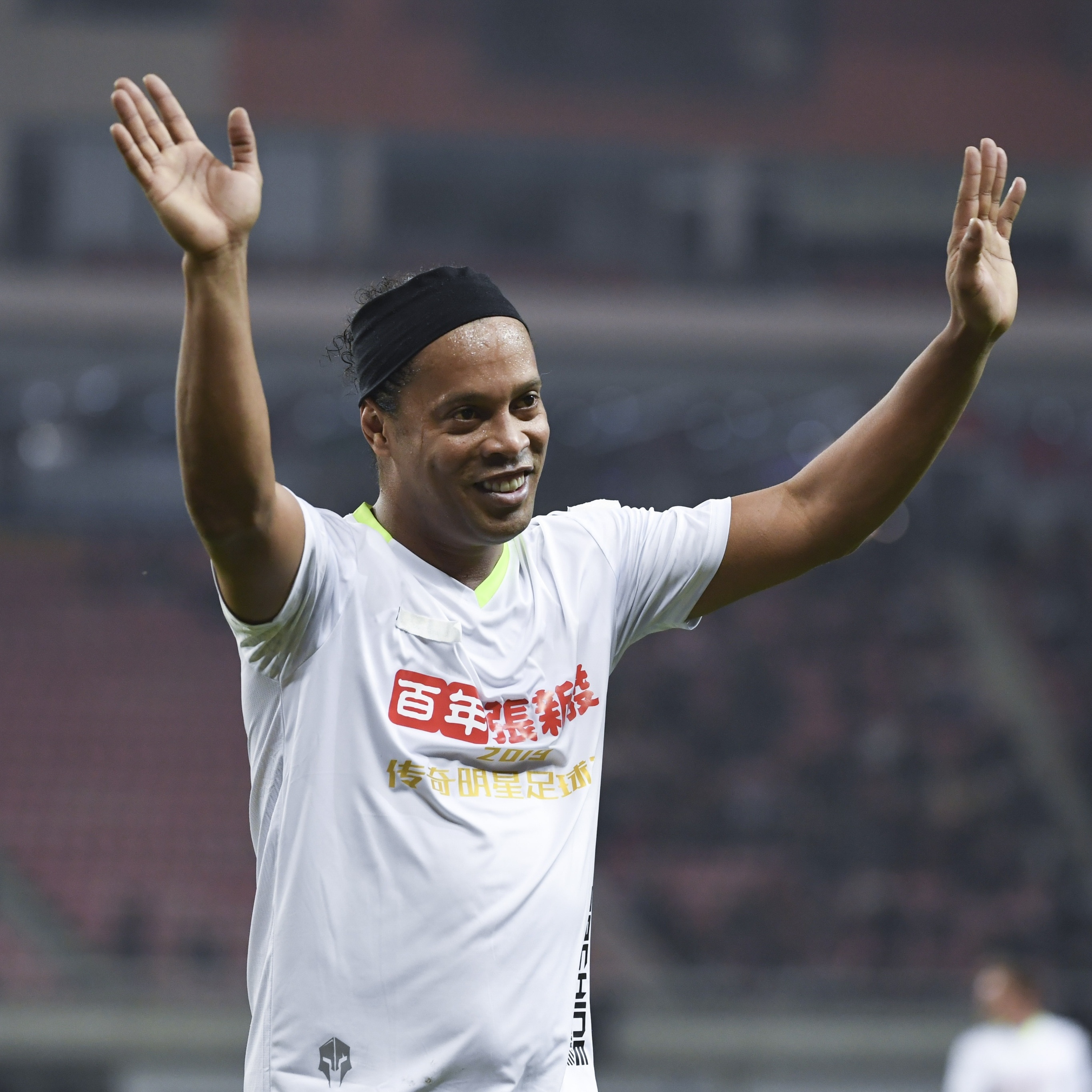 Ronaldinho Gaúcho dá três assistências em jogo de lendas do