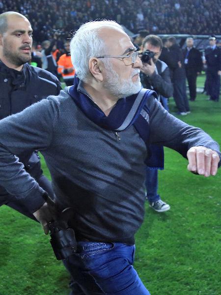 Ivan Savvides entrou com uma arma no gramado para reclamar da arbitragem em PAOK e AEK - Intime/Reuters