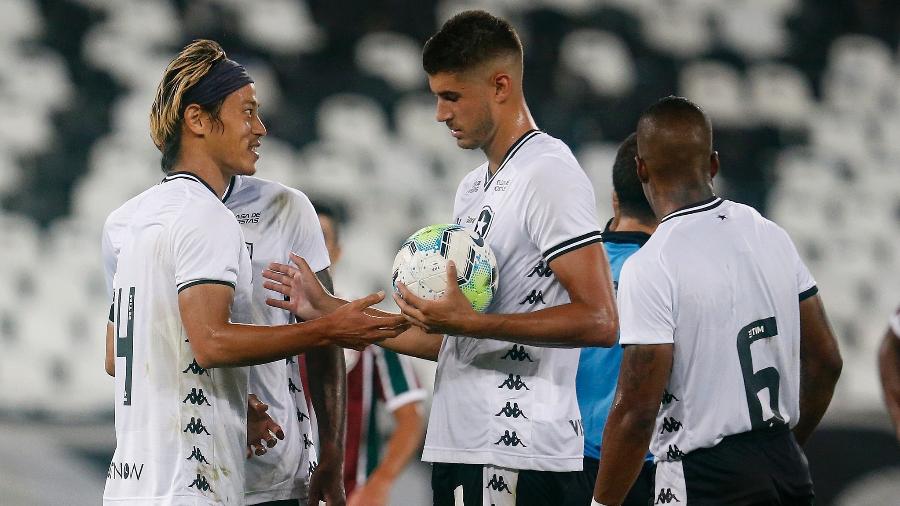 Honda deixa bola para Pedro Raul cobrar pênalti a favor do Botafogo - Vítor Silva/Botafogo