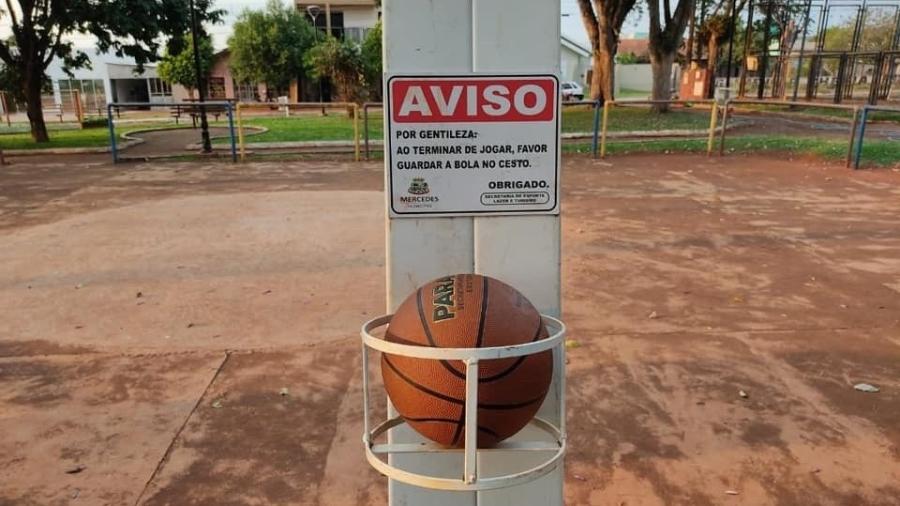 Bola de basquete fica em praça no município de Mercedes - Reprodução/Facebook/Prefeitura de Mercedes