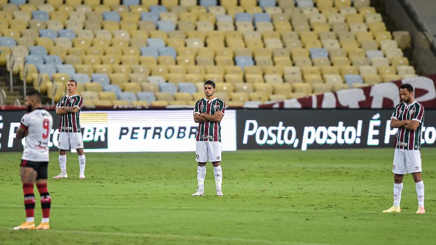Jogadores de Flamengo e Fluminense fazem protesto de apoio aos profissionais do Figueirense que foram agredidos - Thiago Ribeiro/AGIF