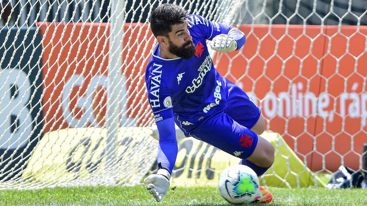 Fernando Miguel defende pênalti no jogo entre Vasco e Red Bull Bragantino - Thiago Ribeiro/AGIF - Thiago Ribeiro/AGIF