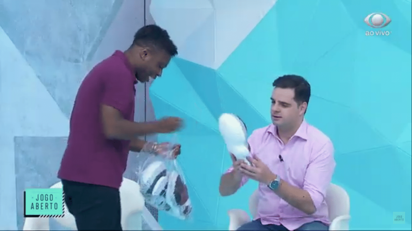 Edilson Estreia No Jogo Aberto E Distribui Bonecos De Si Mesmo