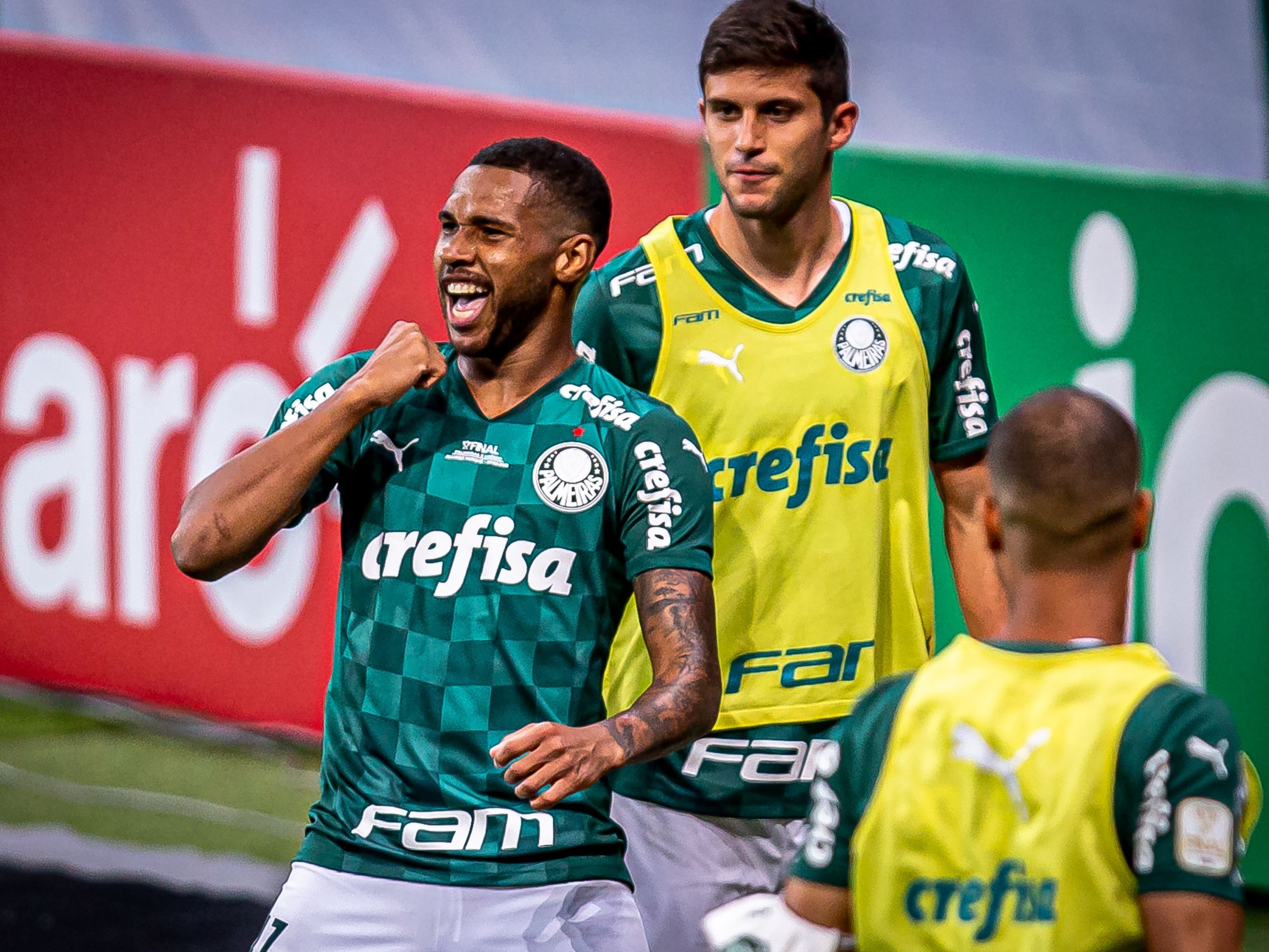 Wesley driblando jogador do Grêmio em jogo do Brasileiro Sub-20