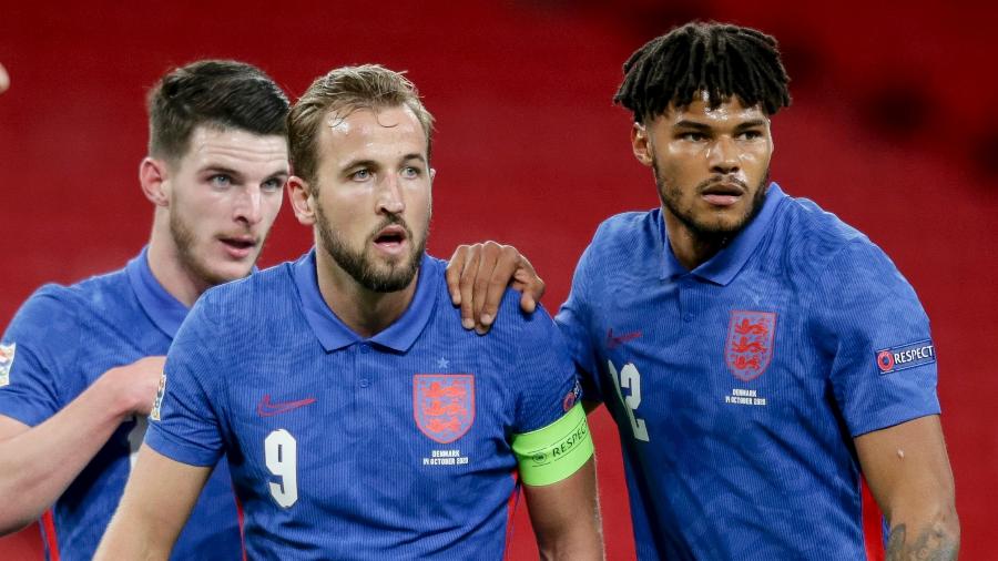 A seleção inglesa, de Harry Kane (centro), corre risco de não enfrentar a Albânia nas eliminatórias - Robin Jones/Getty Images