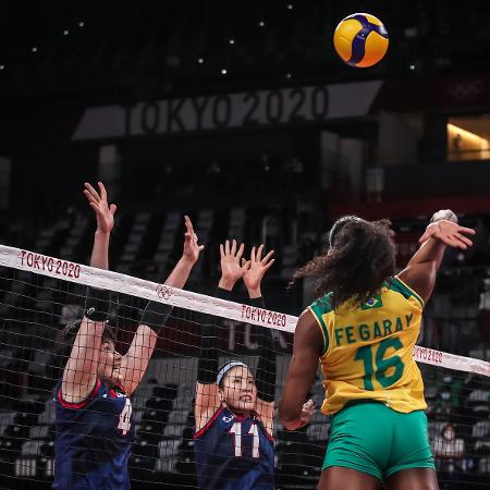 Fernanda Garay durante Brasil x Coreia do Sul, no vôlei feminino nos Jogos Olímpicos de Tóquio - Wander Roberto/COB