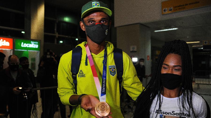 Alison dos Santos, medalha de bronze desembarcou no inicio da manha desta sexta-feira (06) no Aeroporto Internacional de Guarulhos - RENATO GIZZI/ESTADÃO CONTEÚDO