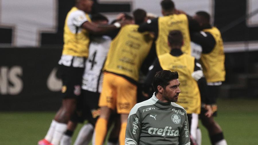 Abel Ferreira, técnico do Palmeiras, lamenta após Roger Guedes anotar um dos seus gols na vitória do Corinthians, pela 22ª rodada do Brasileirão - ETTORE CHIEREGUINI/ESTADÃO CONTEÚDO