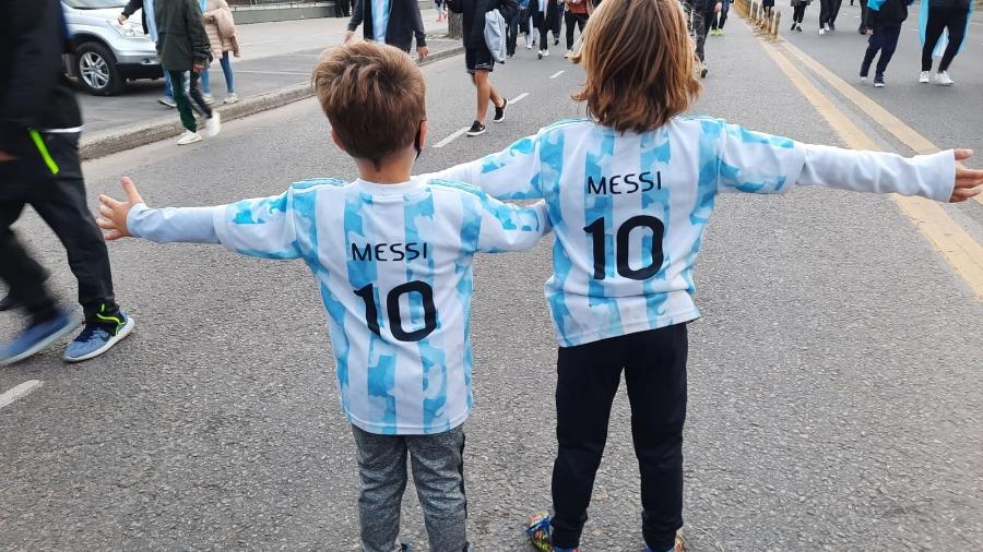 Crianças com camisa de Messi chegam ao Monumental para Argentina x Uruguai - Divulgação Conmebol
