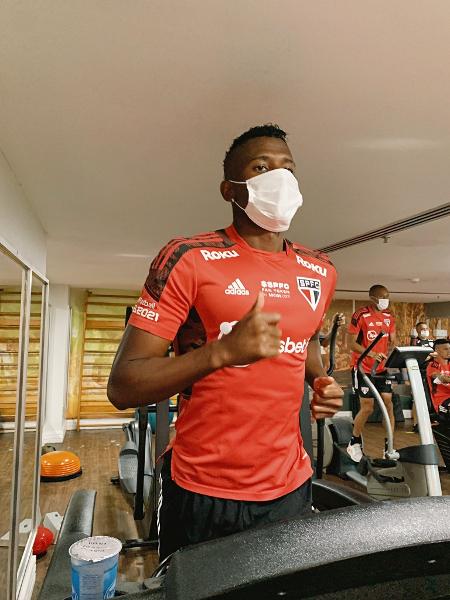 Orejuela participa de atividade do São Paulo na academia do hotel em Salvador - Rubens Chiri e Erico Leonan / saopaulofc