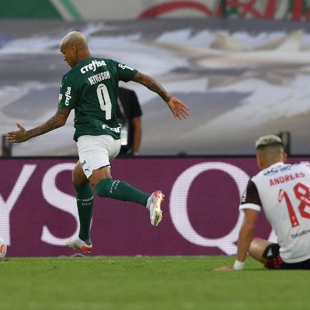 Deyverson deixa Andreas Pereira para trás e avança para marcar o gol do título do Palmeiras sobre o Flamengo na Libertadores 2021