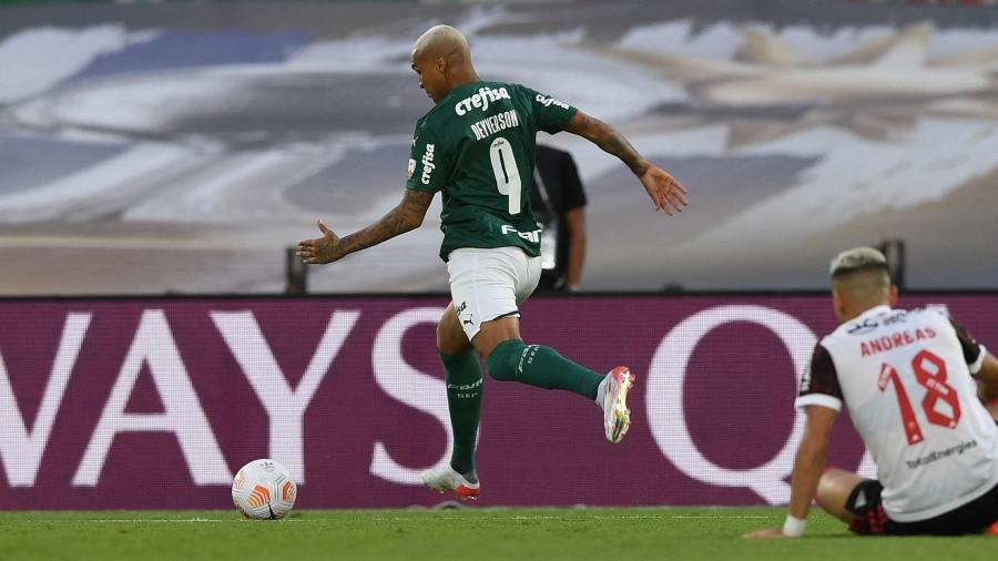 Deyverson deixa Andreas Pereira para trás e avança para marcar o gol do título continental do Palmeiras - PABLO PORCIUNCULA / AFP