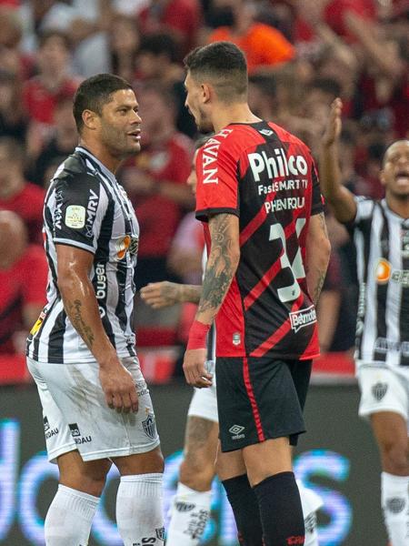 Hulk e Pedro Henrique se estranham durante Athletico-PR X Atlético-MG, pelo segundo jogo da final da Copa do Brasil - ESTADÃO CONTEÚDO