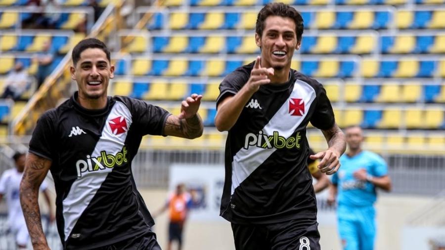Marlon Gomes e JP, do Vasco, celebram gol contra o Rio Claro, na Copinha 2022 - João Carlos Gomes