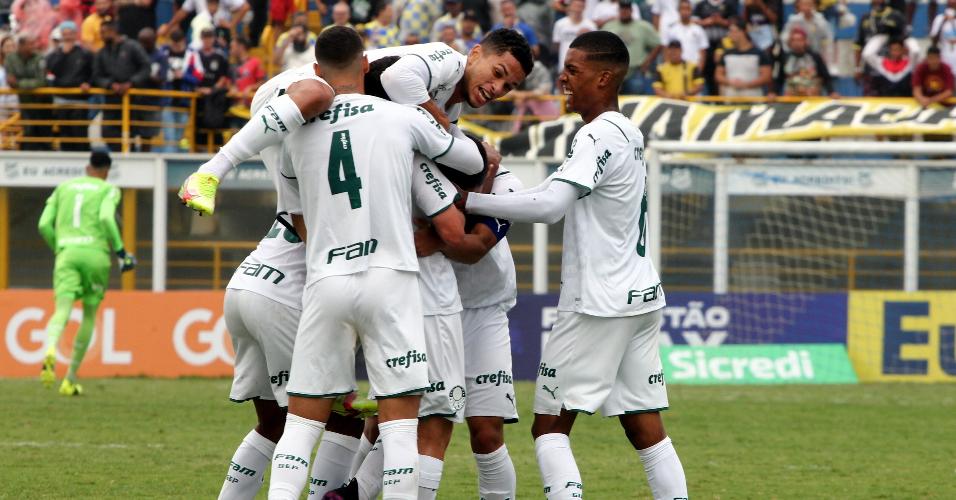 Jogadores do Palmeiras comemoram o gol de Fabinho na partida contra o Mauá, válida pela segunda fase da Copinha