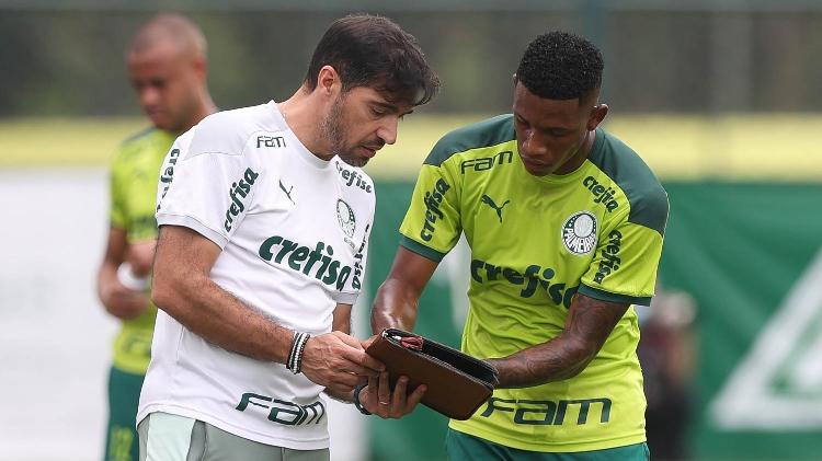 Abel Ferreira gives instructions to Danilo in the training game of Palmeiras against Juventus - Cesar Greco - Cesar Greco